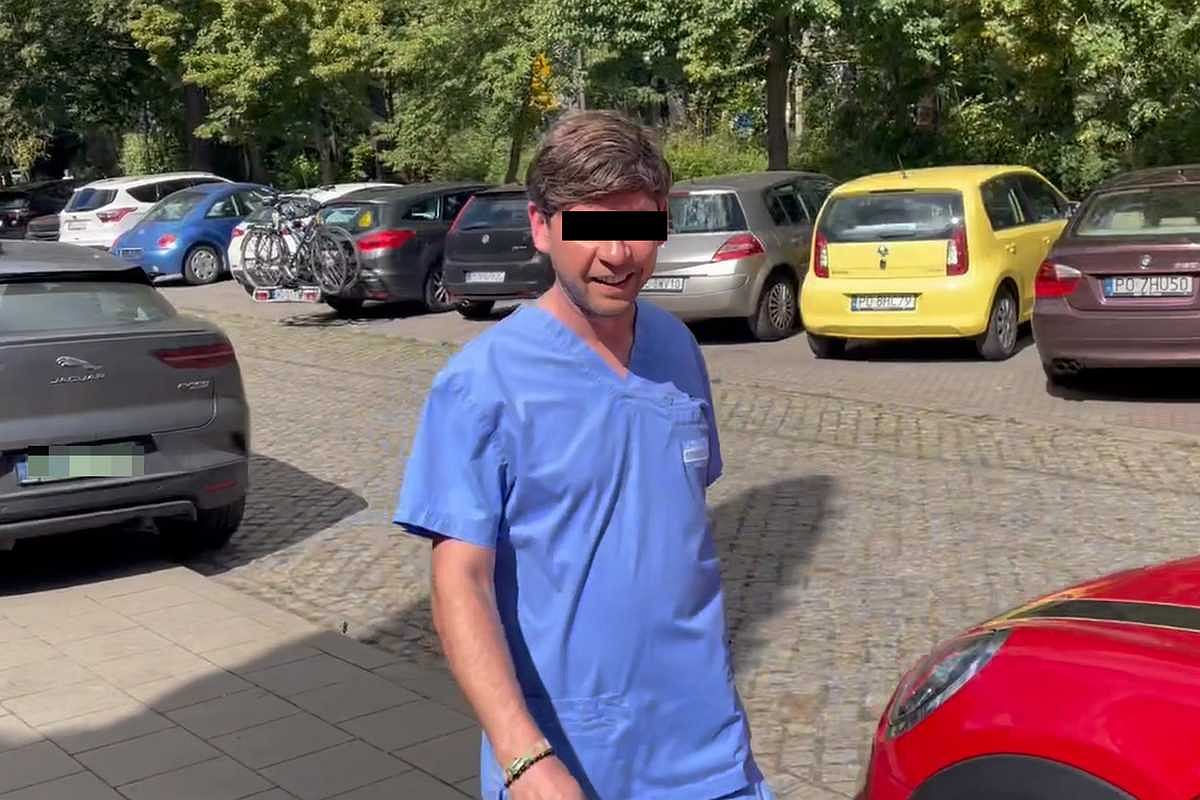 Andrzej G., dentysta z Poznania, przed willą na Sołaczu we wrześniu 2022 roku. Prokuratura zarzuca mu składanie fałszywych zeznań i posłużenie się fałszywą dokumentacją medyczną (Kadr z nagrania Waldemara Sokołowskiego).