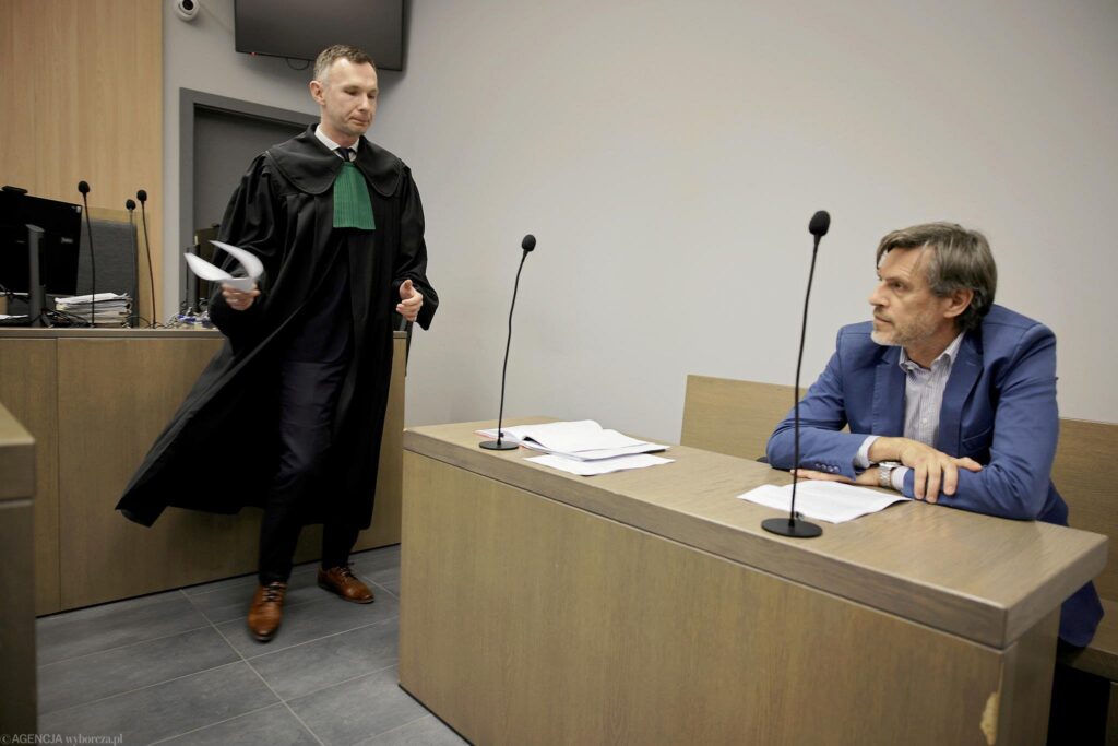 Waldemar Sokołowski, wrabiany w uszkodzenie ciała dentysty Andrzeja Glabisza, na korytarzu sądu w Poznaniu. 11 marca 2025 roku. Fot. Gazeta Wyborcza.